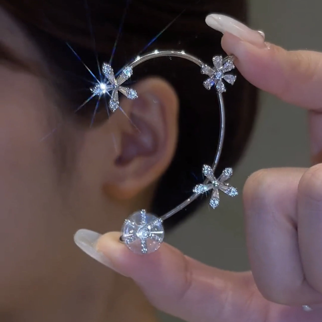 A Pair Of Rotating Flower Earrings Without Pierced Ear Clips Earrings